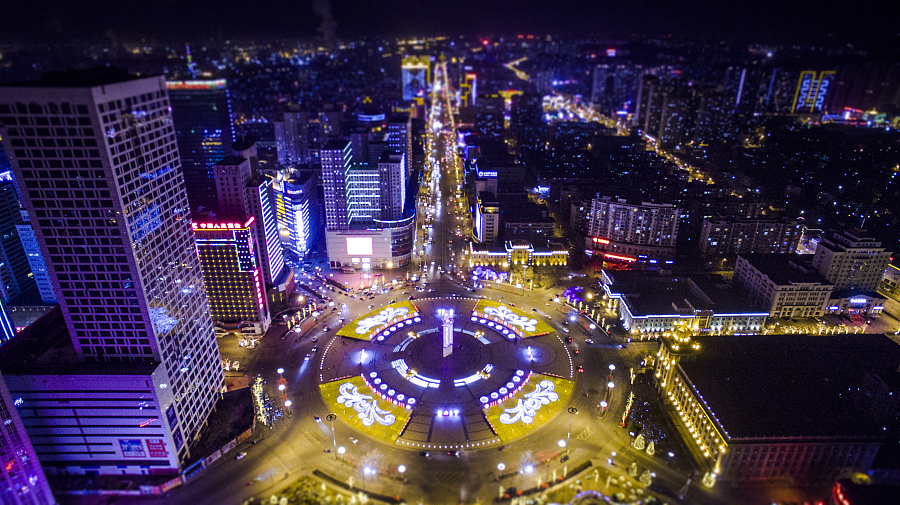 鞍山盛会,嘉宾云集,观众热情如火